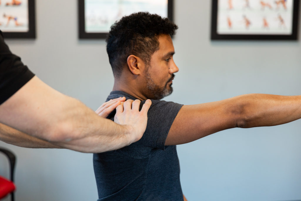 man visiting a physical therapist for his rotator cuff tear